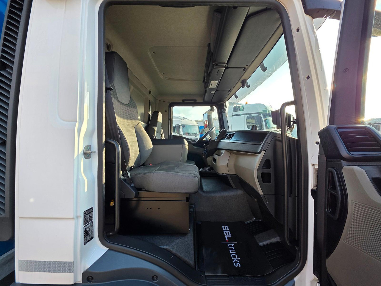 Curtainsider truck MAN TGX 12.250 4X2 BL CH / Totwinkelkamera / 6E: picture 28