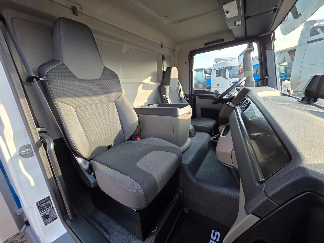 Curtainsider truck MAN TGX 12.250 4X2 BL CH / Totwinkelkamera / 6E: picture 29