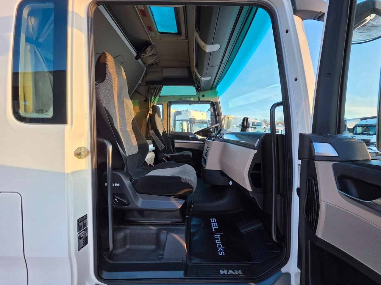 Tractor unit MAN TGX 18.460 4X2 LLS-U / Retarder / 2 Tanks: picture 30