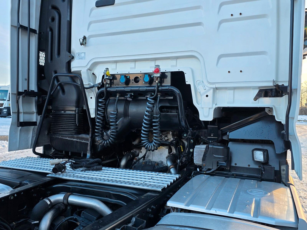 Tractor unit MAN TGX 18.460 4X2 LLS-U / Retarder / 2 Tanks: picture 19