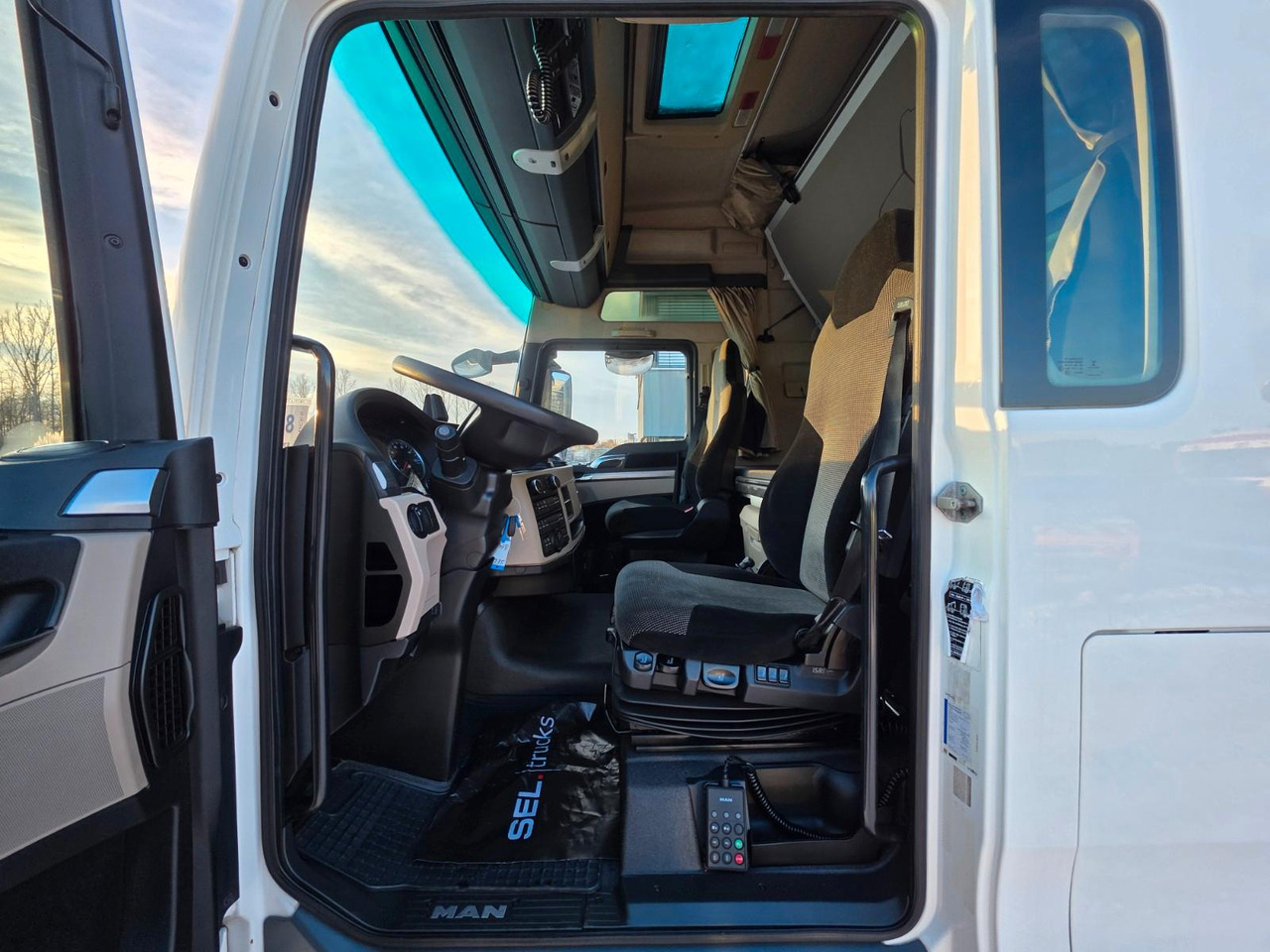 Tractor unit MAN TGX 18.460 4X2 LLS-U / Retarder / 2 Tanks: picture 28