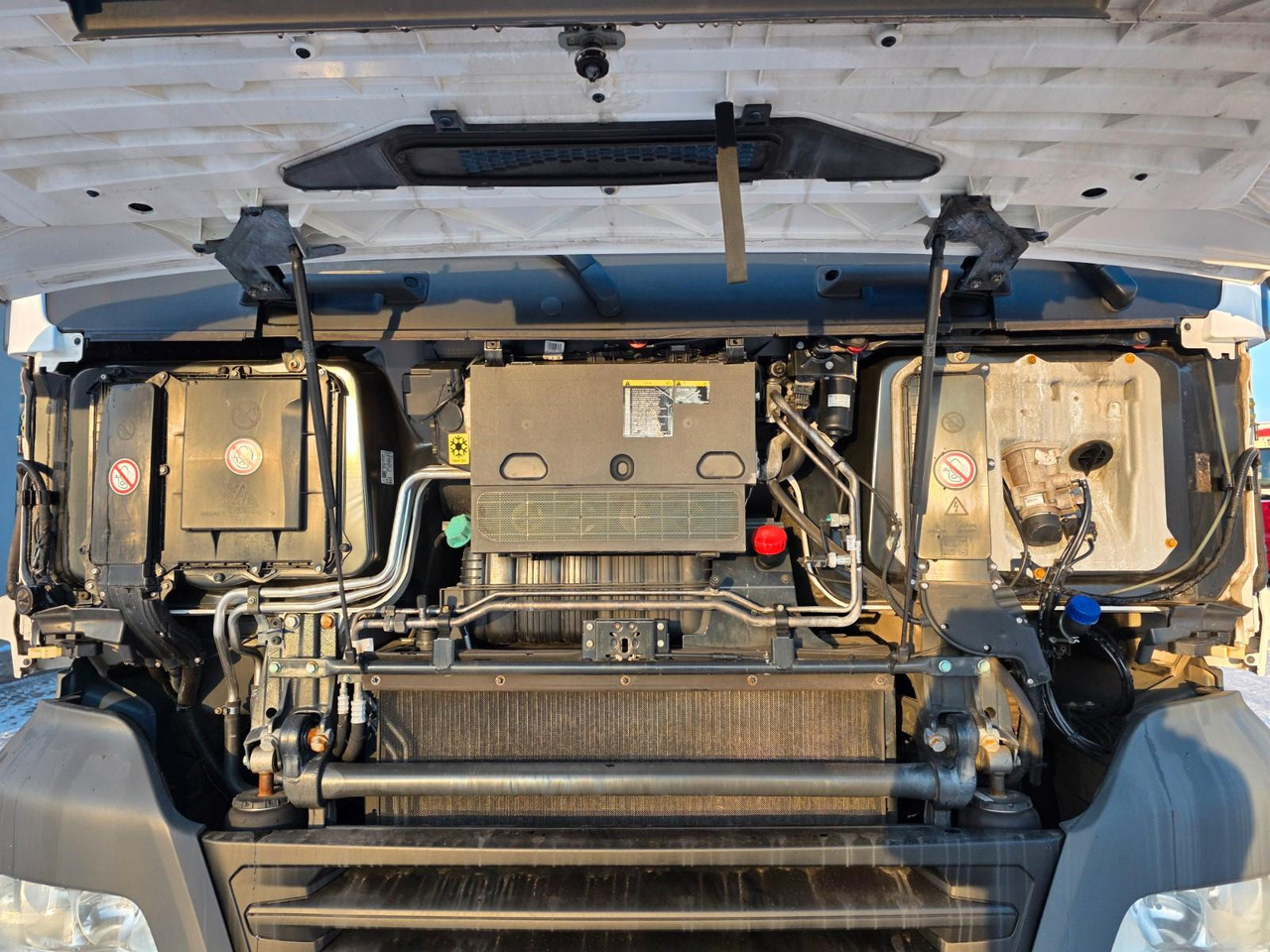 Tractor unit MAN TGX 18.460 4X2 LLS-U / Retarder / 2 Tanks: picture 27