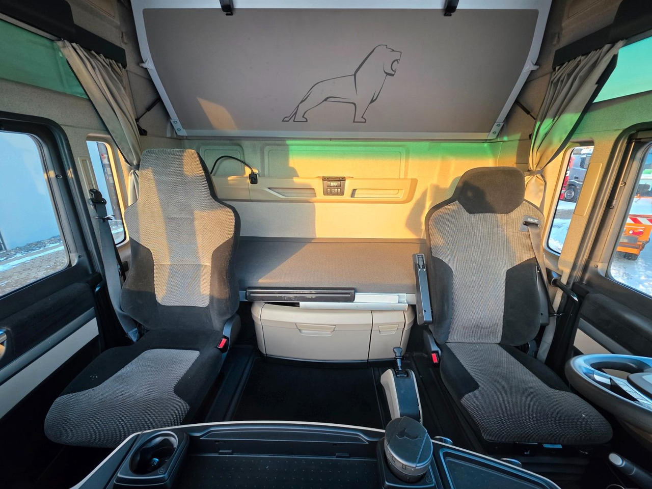 Tractor unit MAN TGX 18.460 4X2 LLS-U / Retarder / 2 Tanks: picture 32