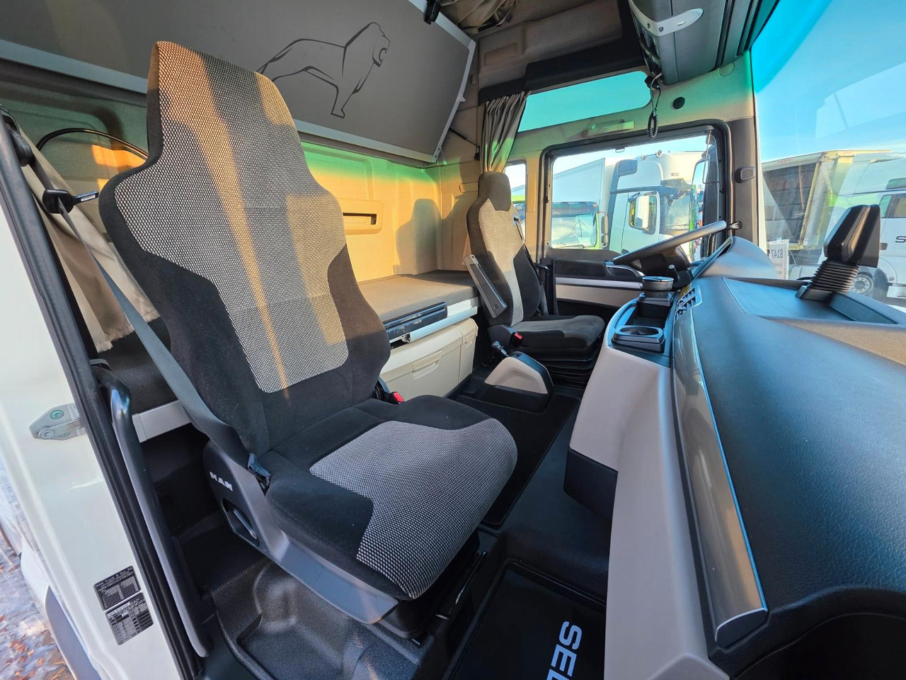 Tractor unit MAN TGX 18.460 4X2 LLS-U / Retarder / 2 Tanks: picture 31