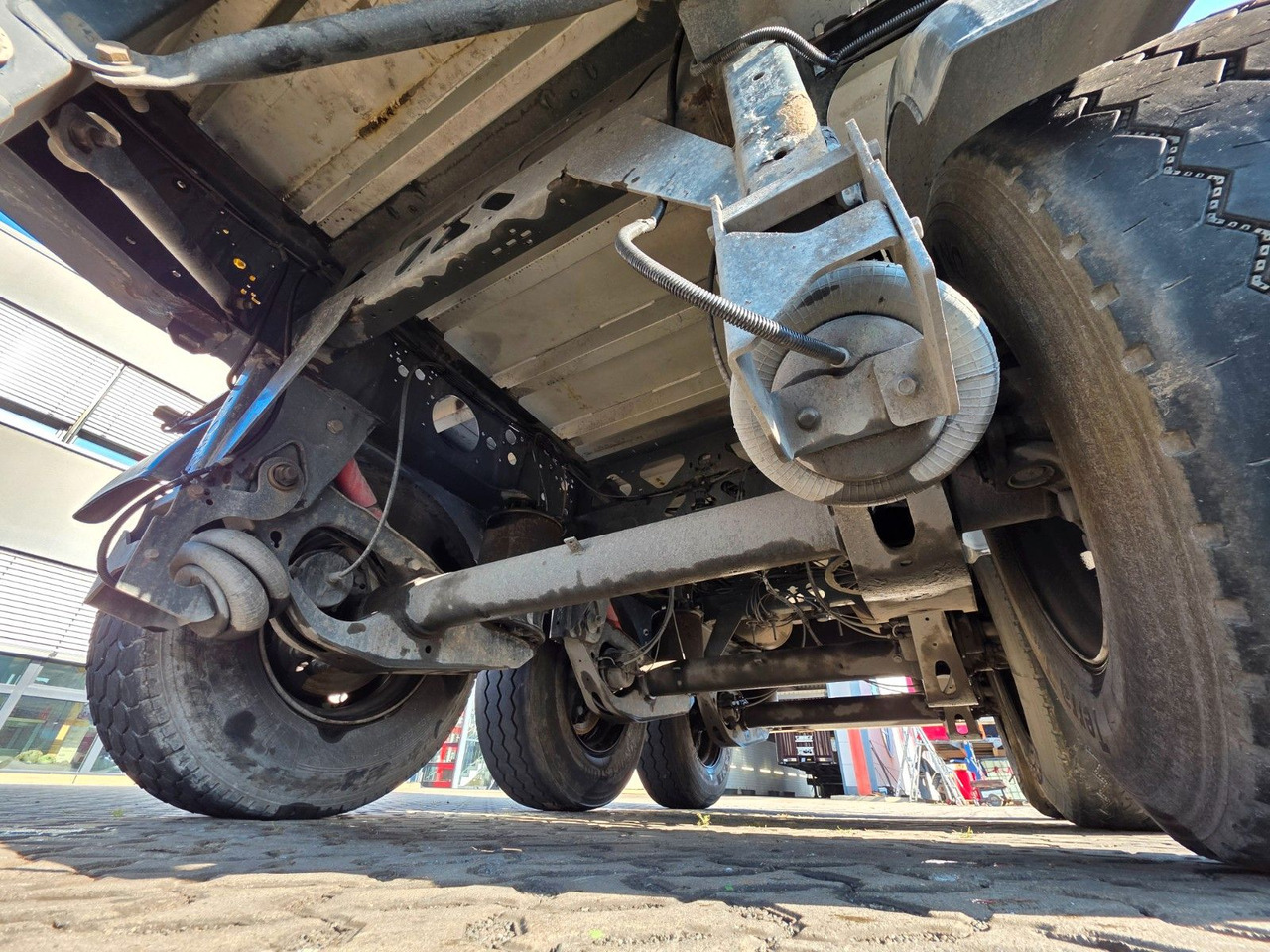 Tipper semi-trailer Wielton NW-3 / Liftachse: picture 16