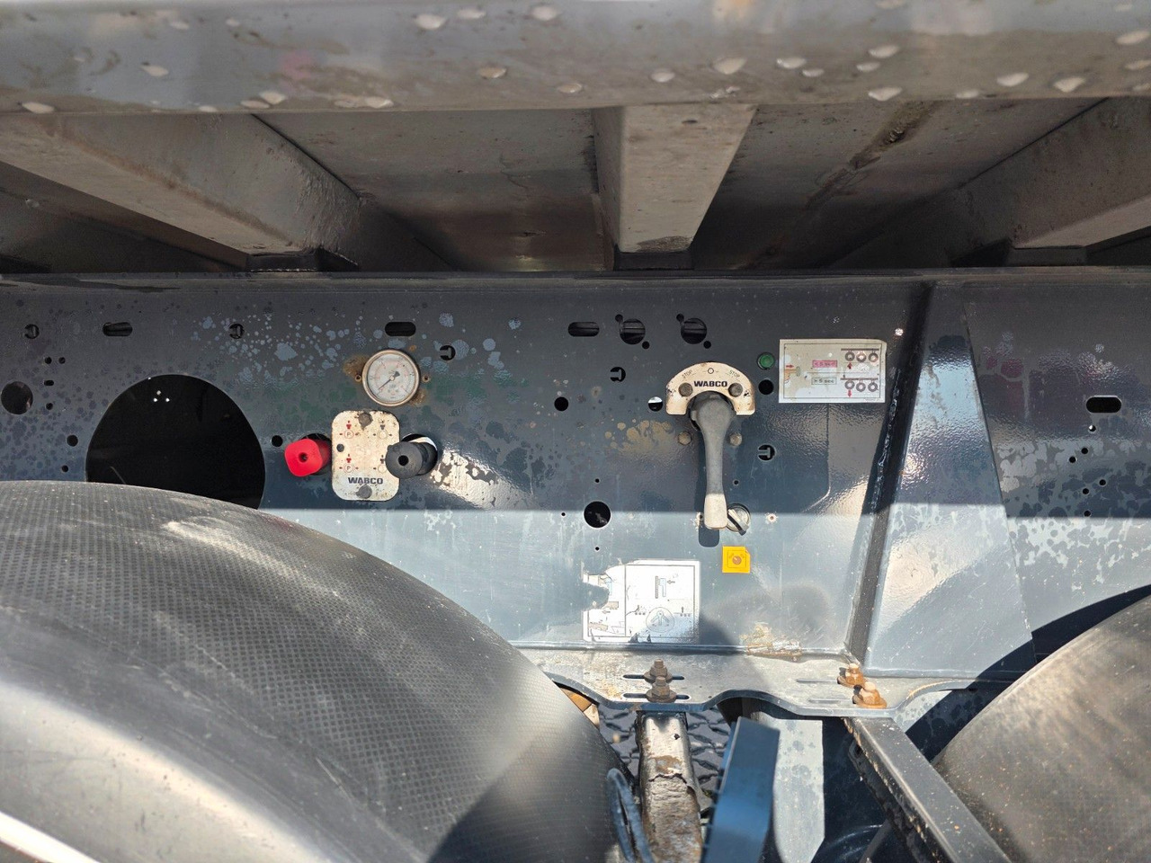 Tipper semi-trailer Wielton NW-3 / Liftachse: picture 12
