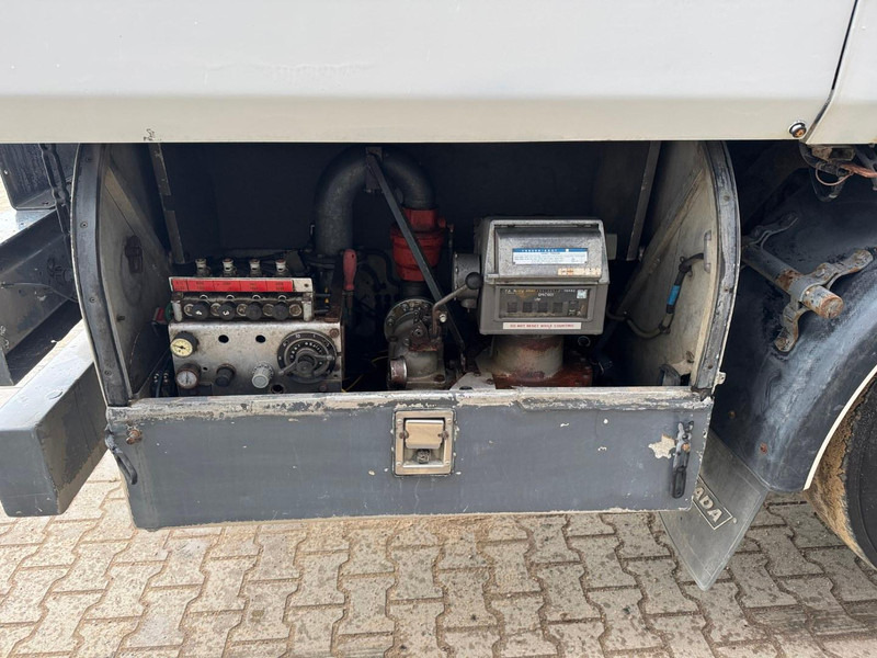 Tank truck for transportation of fuel Scania P 124.360: picture 11
