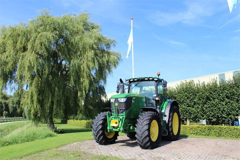 John Deere 6215R - Farm tractor: picture 1 John Deere 6215R - Farm tractor: picture 1
