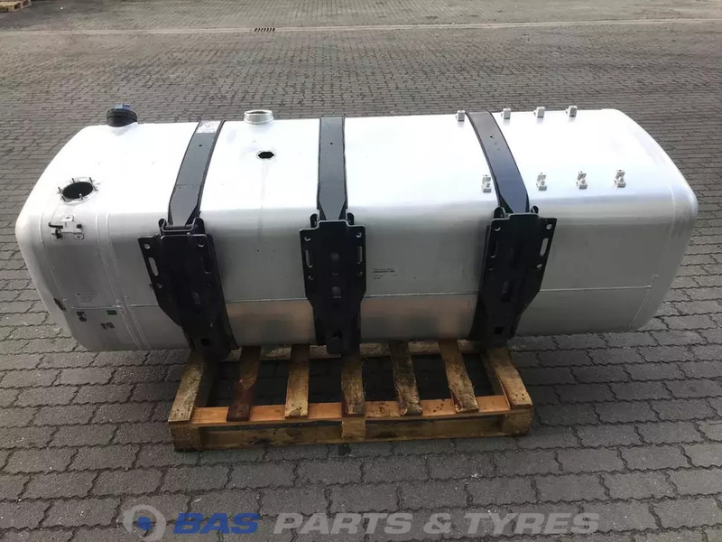Mercedes-Benz Brandstoftank Mercedes 820 Liter A 960 470 34 01 - Fuel tank for Truck: picture 3 Mercedes-Benz Brandstoftank Mercedes 820 Liter A 960 470 34 01 - Fuel tank for Truck: picture 3