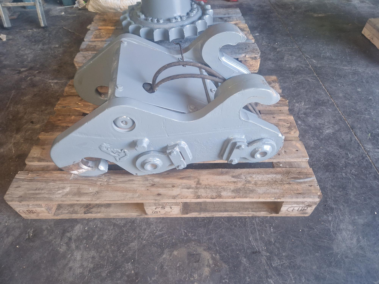 LIEBHERR SW48 - Quick coupler for Construction machinery: picture 1 LIEBHERR SW48 - Quick coupler for Construction machinery: picture 1