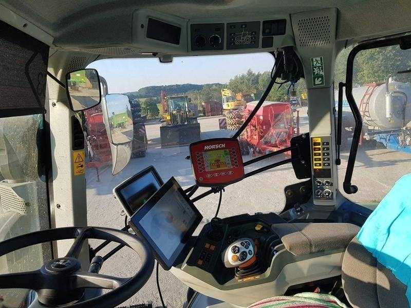 Farm tractor Claas Axion 960: picture 11