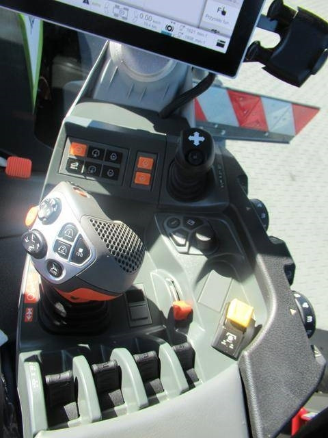 Claas Xerion 5000 Trac - Farm tractor: picture 4 Claas Xerion 5000 Trac - Farm tractor: picture 4