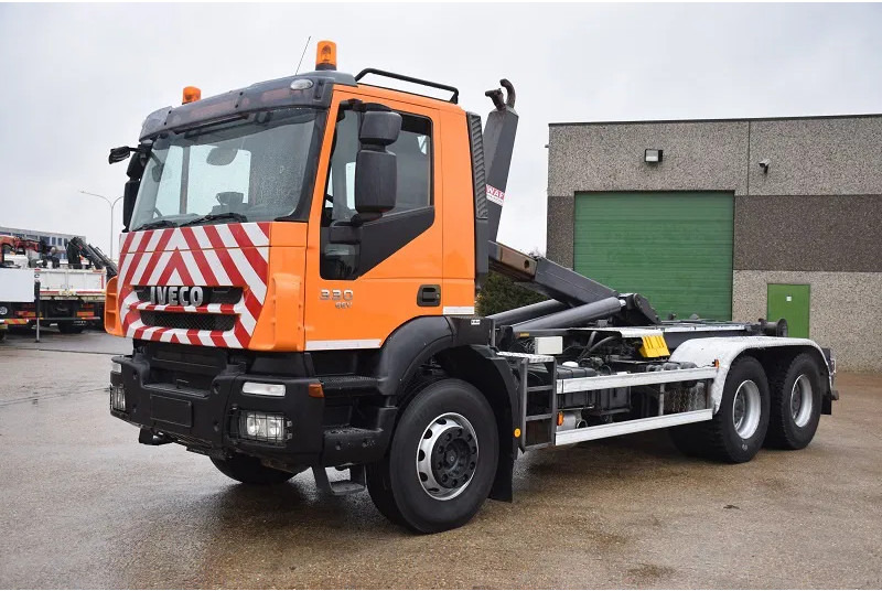 Iveco Trakker 330 - Hook lift truck: picture 2 Iveco Trakker 330 - Hook lift truck: picture 2
