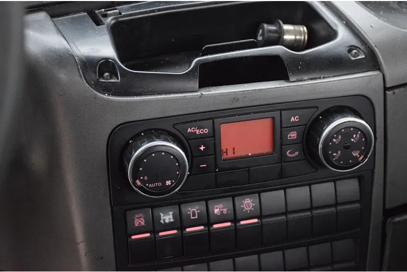 Hook lift truck MAN TGS 26.360: picture 10