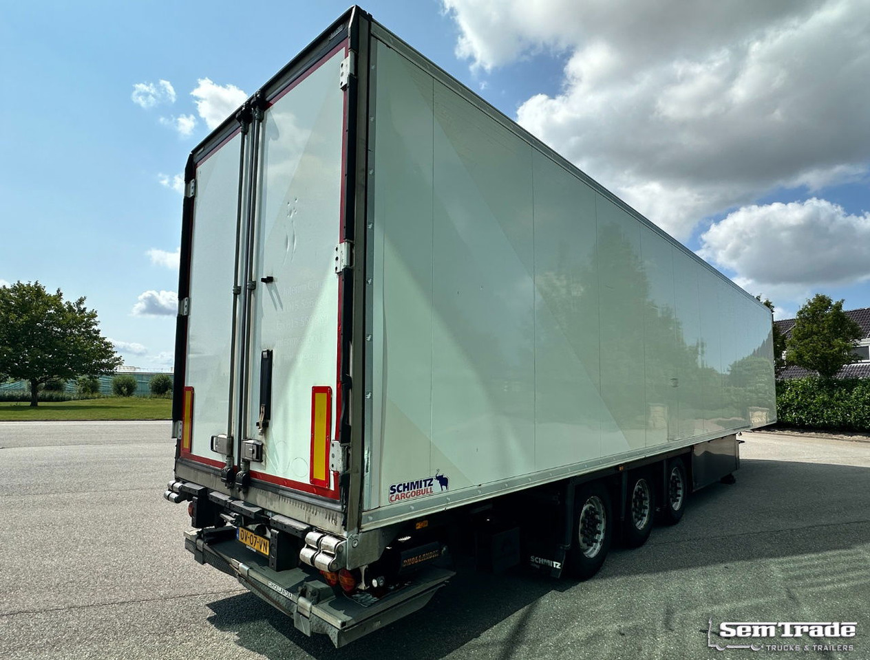 Schmitz Cargobull SCBS3B Vector 1550 275 CM High Flower Wide 2.000 KG Tail Lift - Refrigerator semi-trailer: picture 4 Schmitz Cargobull SCBS3B Vector 1550 275 CM High Flower Wide 2.000 KG Tail Lift - Refrigerator semi-trailer: picture 4