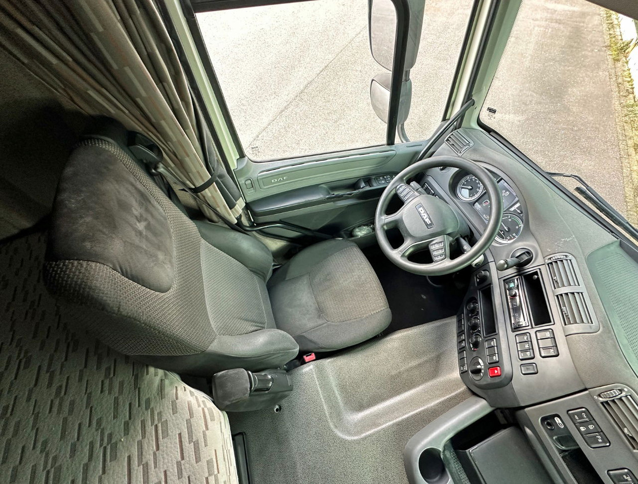 Tractor unit DAF CF 440 FT Space CAB 2x Tanks 766.000 KM TOP Condition NL Truck 2 Similar Pie: picture 8