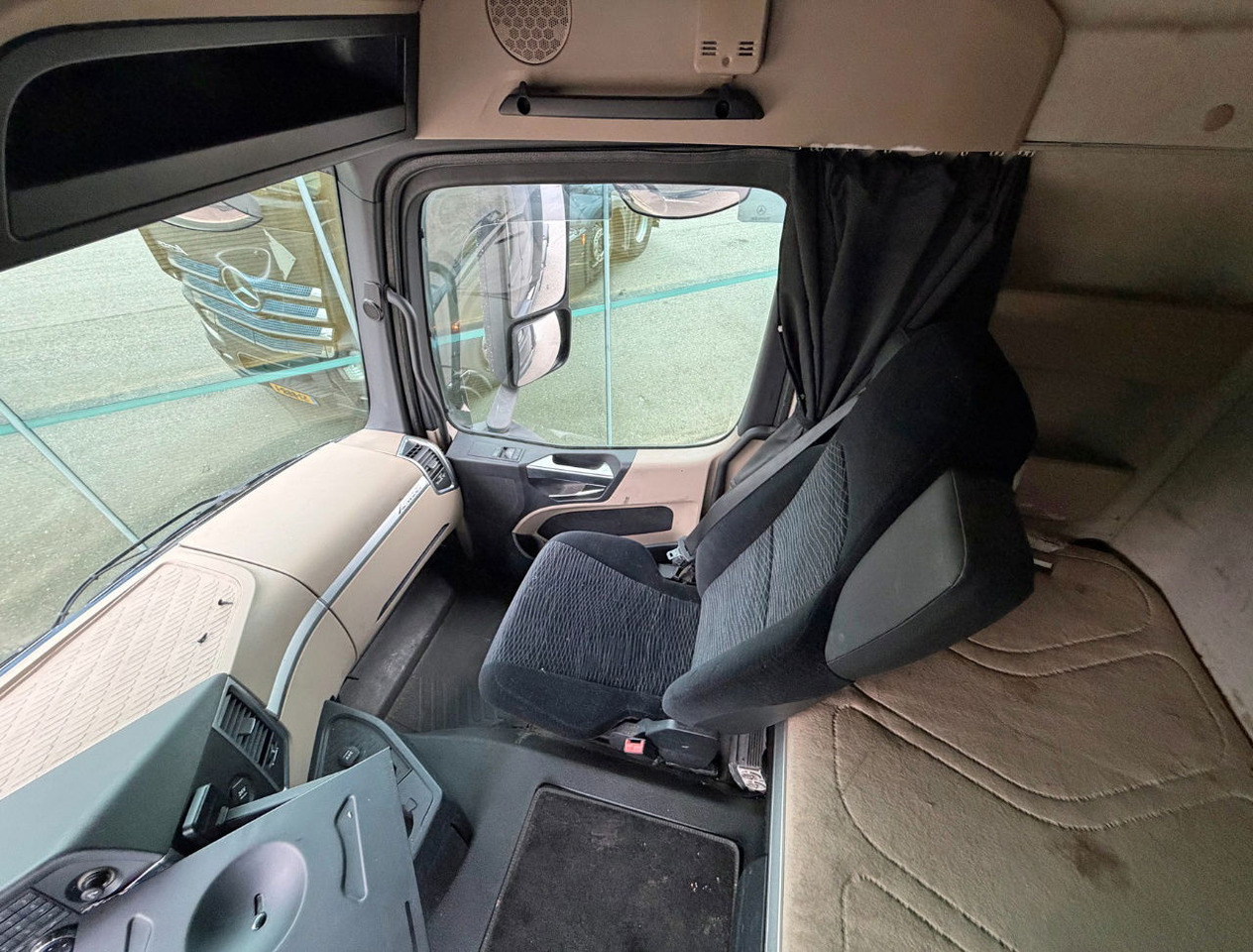 Tractor unit Mercedes-Benz Actros 2542 Euro 6 Full Spoiler 886.000 KM Holland-Truck: picture 8