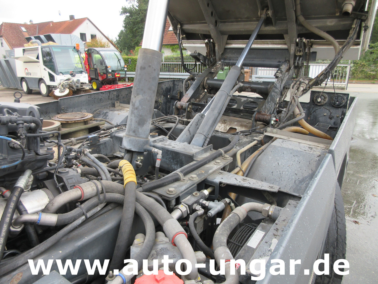 Road sweeper Aebi MFH 5500 Baujahr 2012 Euro 5 Kehrmaschine mit Hochentleerung: picture 9