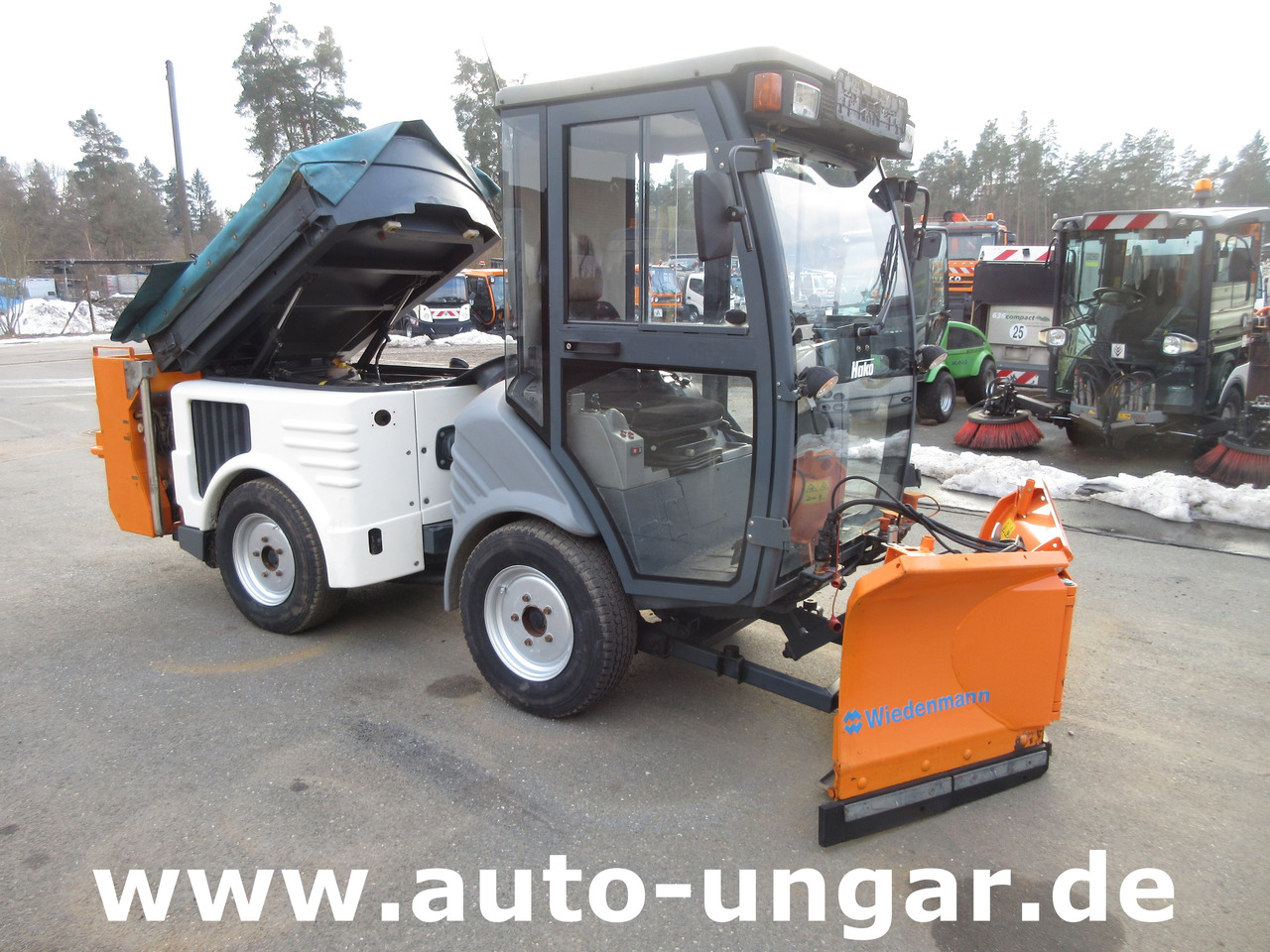 Hako CityMaster CM1200 Winterdienst 4x4 mit Schneepflug und Salzstreuer - Snow removal vehicle: picture 1 Hako CityMaster CM1200 Winterdienst 4x4 mit Schneepflug und Salzstreuer - Snow removal vehicle: picture 1