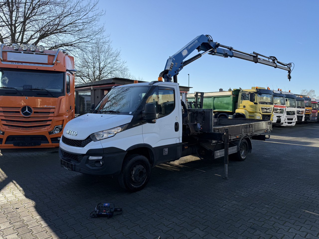Iveco Daily 70C17 HMF 635 Kran bis 11 Meter - Crane truck, Open body delivery van: picture 1 Iveco Daily 70C17 HMF 635 Kran bis 11 Meter - Crane truck, Open body delivery van: picture 1