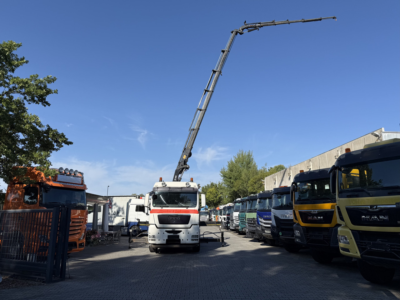 Dropside/ Flatbed truck, Crane truck MAN TGX 26.480 6X2 Hiab 422 + Jib + Winde: picture 8