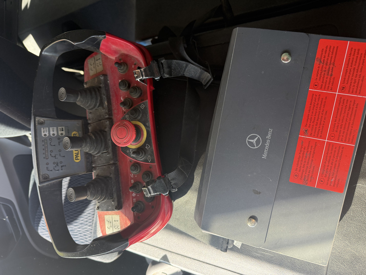 Crane truck, Curtainsider truck Mercedes-Benz Actros 1827 Kran Palfinger PK 9002: picture 7 Crane truck, Curtainsider truck Mercedes-Benz Actros 1827 Kran Palfinger PK 9002: picture 7