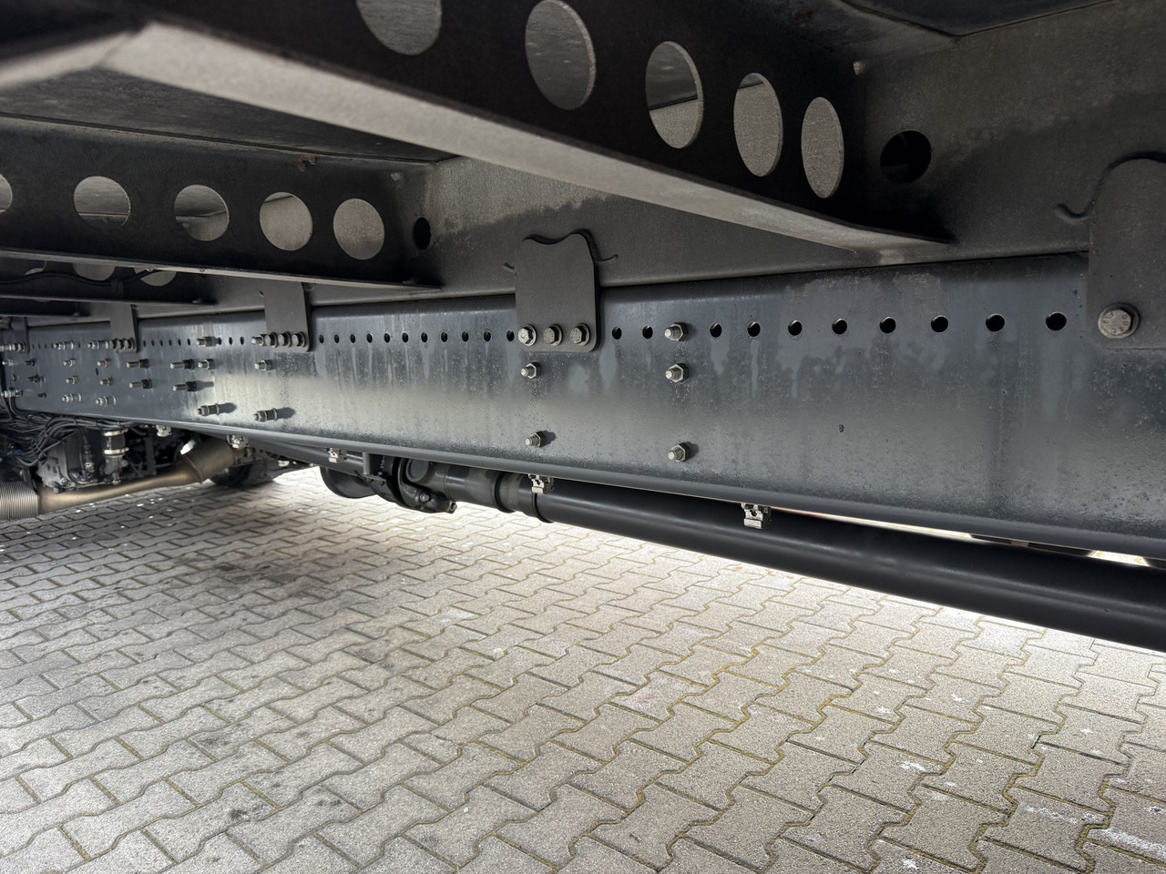 Scania P320 4X2 - Curtainsider truck: picture 2 Scania P320 4X2 - Curtainsider truck: picture 2