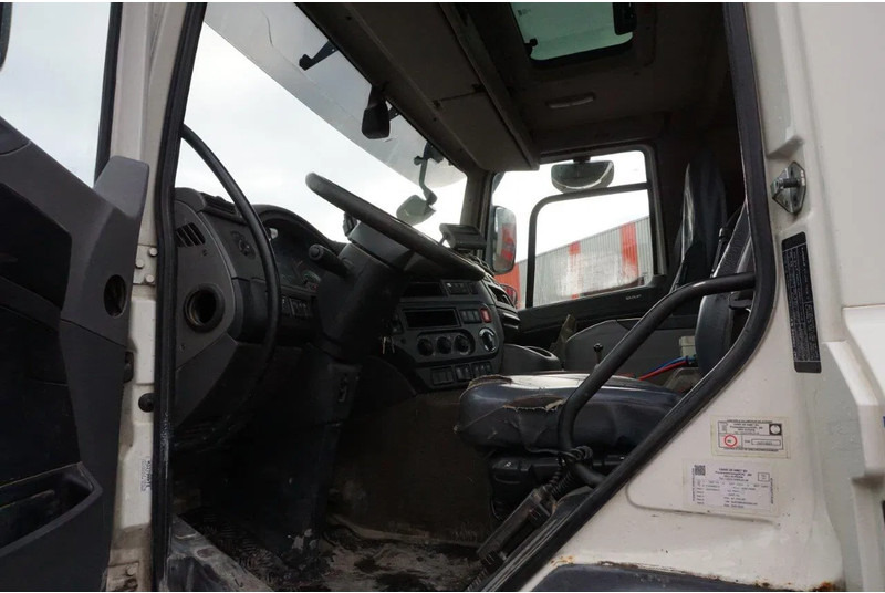 Interior photo 2: Leasing of DAF CF410 / ENGINE RUNNING / DEB / ACC / LWDS / HOOK 18TON / LIFT AXLE / ONLY:375782 KM / AIRCO / AUTOMATIC / EURO-6 / 2016 DAF CF410 / ENGINE RUNNING / DEB / ACC / LWDS / HOOK 18TON / LIFT AXLE / ONLY:375782 KM / AIRCO / AUTOMATIC / EURO-6 / 2016