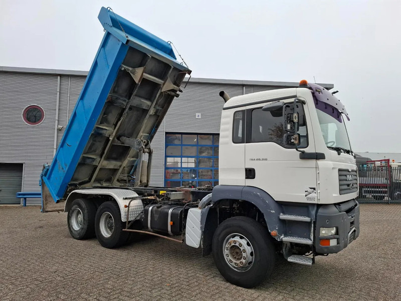 MAN TGA26.310 / 6X4 / 2XBIG AXLE / 2SIDE TIPPER / ONLY:545423 KM / TUV:06-05-2026 / FULL-STEEL / AIRCO / MANUAL / EURO-4 / 2005 - Tipper: picture 5 MAN TGA26.310 / 6X4 / 2XBIG AXLE / 2SIDE TIPPER / ONLY:545423 KM / TUV:06-05-2026 / FULL-STEEL / AIRCO / MANUAL / EURO-4 / 2005 - Tipper: picture 5