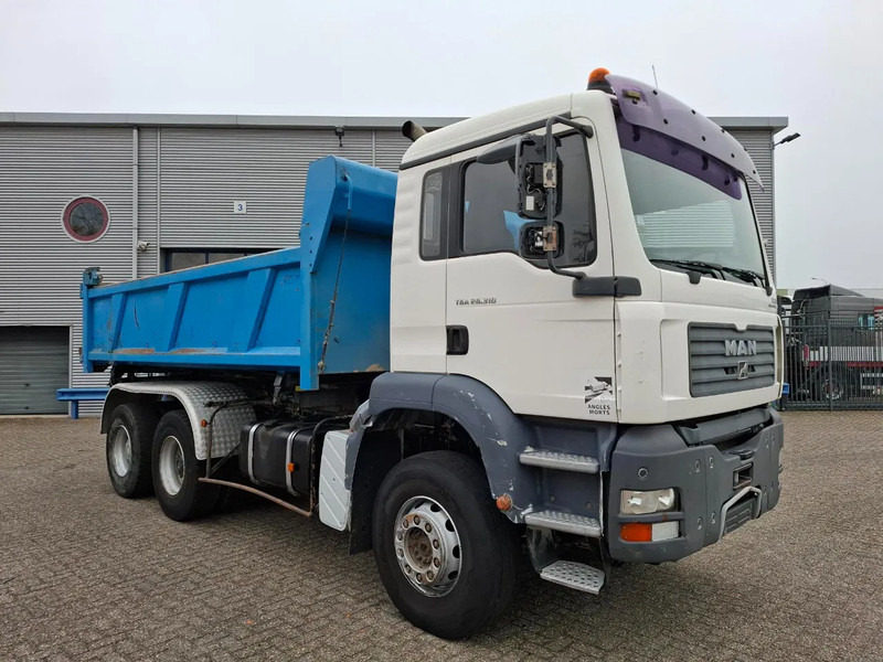 MAN TGA26.310 / 6X4 / 2XBIG AXLE / 2SIDE TIPPER / ONLY:545423 KM / TUV:06-05-2026 / FULL-STEEL / AIRCO / MANUAL / EURO-4 / 2005 - Tipper: picture 4 MAN TGA26.310 / 6X4 / 2XBIG AXLE / 2SIDE TIPPER / ONLY:545423 KM / TUV:06-05-2026 / FULL-STEEL / AIRCO / MANUAL / EURO-4 / 2005 - Tipper: picture 4