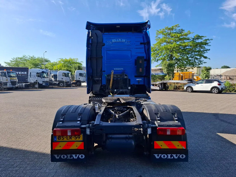 Volvo FH13-400 / HYDRAULICS / NL TRUCK / TUV:14-09-2025 / GLOBETROTTER / FRIGDE / AIRCO / AUTOMATIC / EURO-5 / 2006 - Tractor unit: picture 4 Volvo FH13-400 / HYDRAULICS / NL TRUCK / TUV:14-09-2025 / GLOBETROTTER / FRIGDE / AIRCO / AUTOMATIC / EURO-5 / 2006 - Tractor unit: picture 4