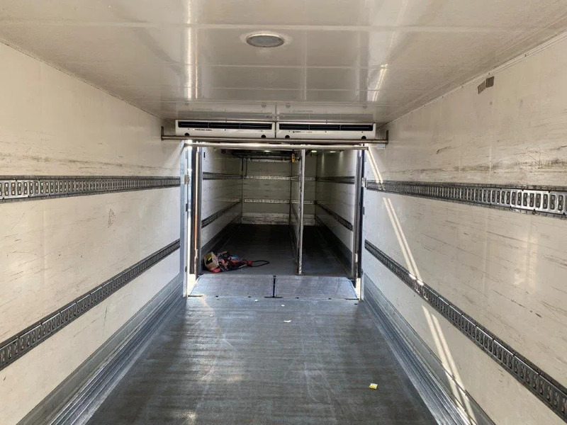 Refrigerator truck Volvo FM4-420 / COMPLETE COOL+FREEZE COMBI / CHEREAU / THROUGH-LOADING SYSTEM / 2XPLATFORM DHOLLANDIA / FREEZING LOCK / AUTOMATIC / EU: picture 6 Refrigerator truck Volvo FM4-420 / COMPLETE COOL+FREEZE COMBI / CHEREAU / THROUGH-LOADING SYSTEM / 2XPLATFORM DHOLLANDIA / FREEZING LOCK / AUTOMATIC / EU: picture 6