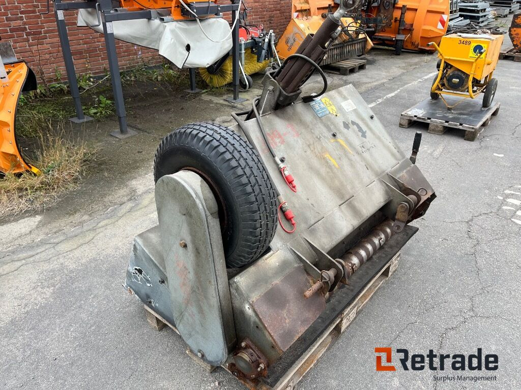 Fjærås 600/1350 liftophængt selvlæssende salt/grusudlægger. - Construction equipment: picture 3 Fjærås 600/1350 liftophængt selvlæssende salt/grusudlægger. - Construction equipment: picture 3