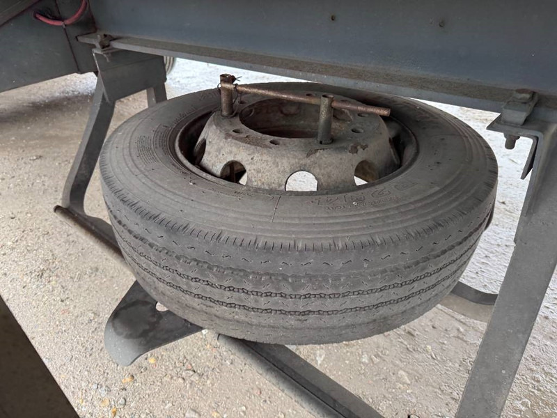 Closed box semi-trailer Fruehauf ONCRK 32-220 A - Taillift / Forced Steering: picture 9