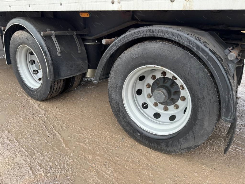 Closed box semi-trailer Fruehauf ONCRK 32-220 A - Taillift / Forced Steering: picture 7