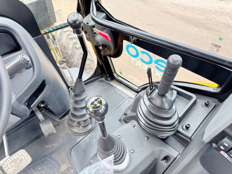 New Backhoe loader JCB 3DX / 3CX Plus 4WD - New / Unused / Hammer Lines: picture 8