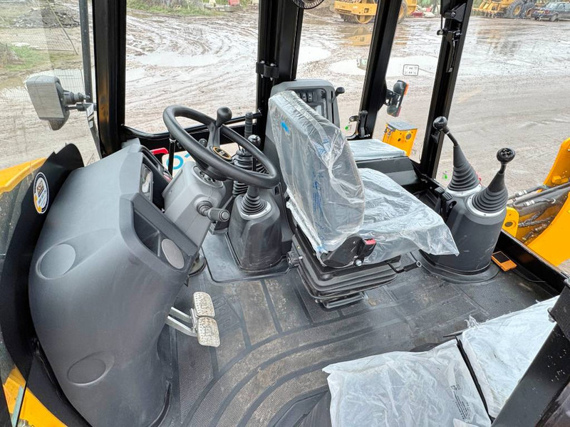 New Backhoe loader JCB 3DX / 3CX Plus 4WD - New / Unused / Hammer Lines: picture 6