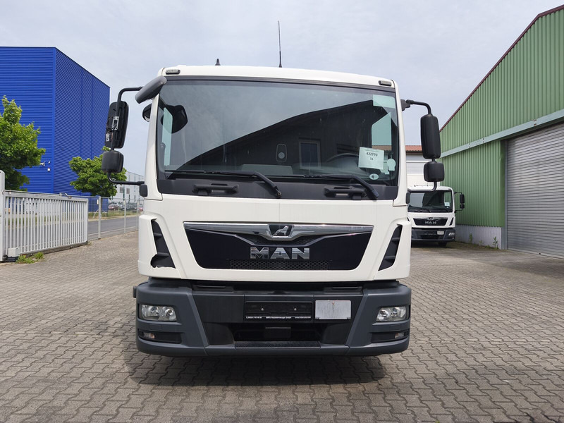 MAN TGL 8.190 Koffer gFH AHK LBW Euro 6 4x2 (11) TÜV NEU - Box truck: picture 3 MAN TGL 8.190 Koffer gFH AHK LBW Euro 6 4x2 (11) TÜV NEU - Box truck: picture 3