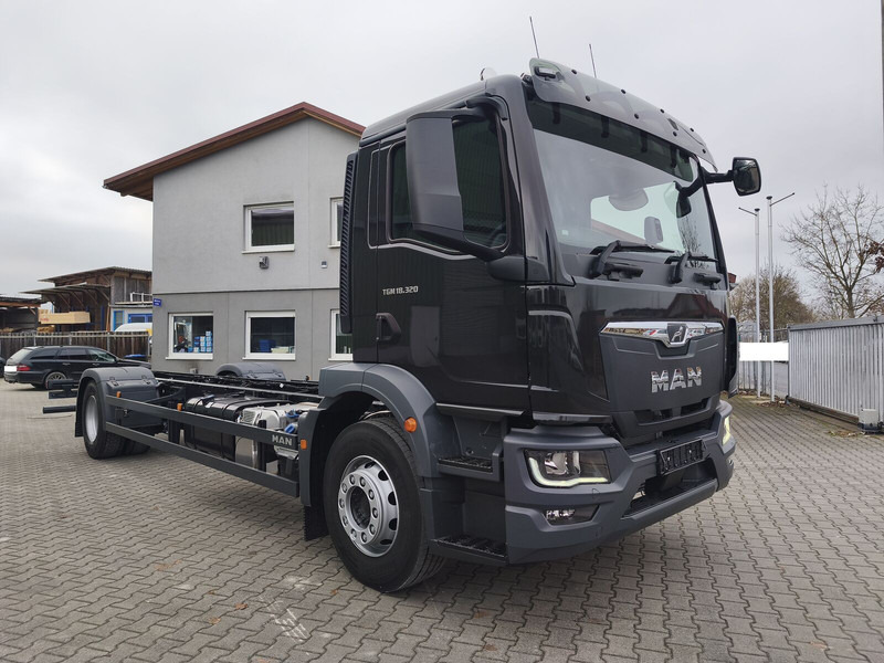 MAN TGM 18.320 4x2BL CH Fahrgestell Euro 6 Rechtslenker NEU - Cab chassis truck: picture 2 MAN TGM 18.320 4x2BL CH Fahrgestell Euro 6 Rechtslenker NEU - Cab chassis truck: picture 2