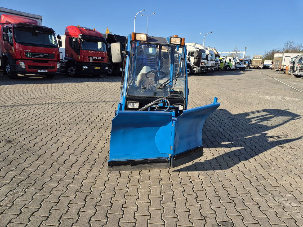 Holder C245 4WD / Tool carrier / Snow plow / PTO Front AN D Rear / 4X4 / - Municipal tractor: picture 4 Holder C245 4WD / Tool carrier / Snow plow / PTO Front AN D Rear / 4X4 / - Municipal tractor: picture 4
