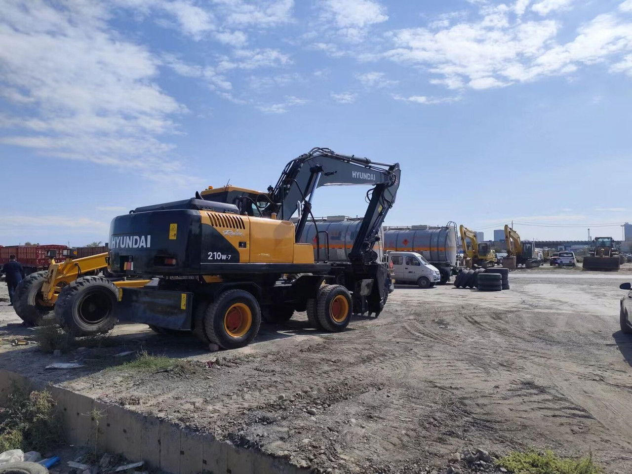 Hyundai R210-7 - Wheel excavator: picture 4 Hyundai R210-7 - Wheel excavator: picture 4