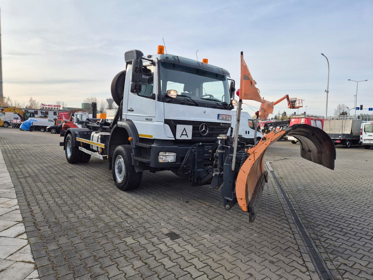 MERCEDES-BENZ Axor 1833 4X4 / Serviced / Schmidt Plow - Hook lift truck: picture 4 MERCEDES-BENZ Axor 1833 4X4 / Serviced / Schmidt Plow - Hook lift truck: picture 4