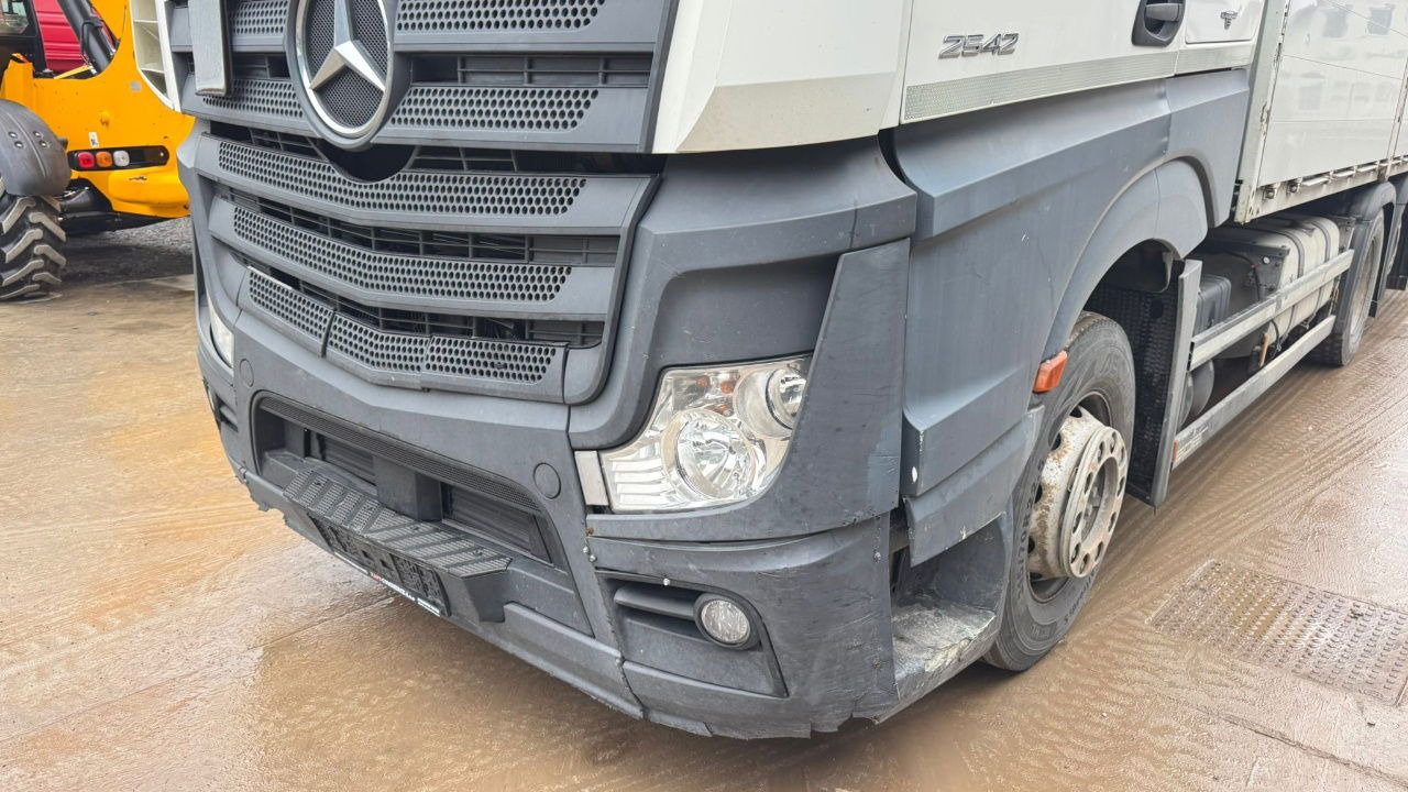 Mercedes-Benz Actros 2542 6X2 stake body - Crane PK 22.001L - lifting axle - Dropside/ Flatbed truck, Crane truck: picture 2 Mercedes-Benz Actros 2542 6X2 stake body - Crane PK 22.001L - lifting axle - Dropside/ Flatbed truck, Crane truck: picture 2