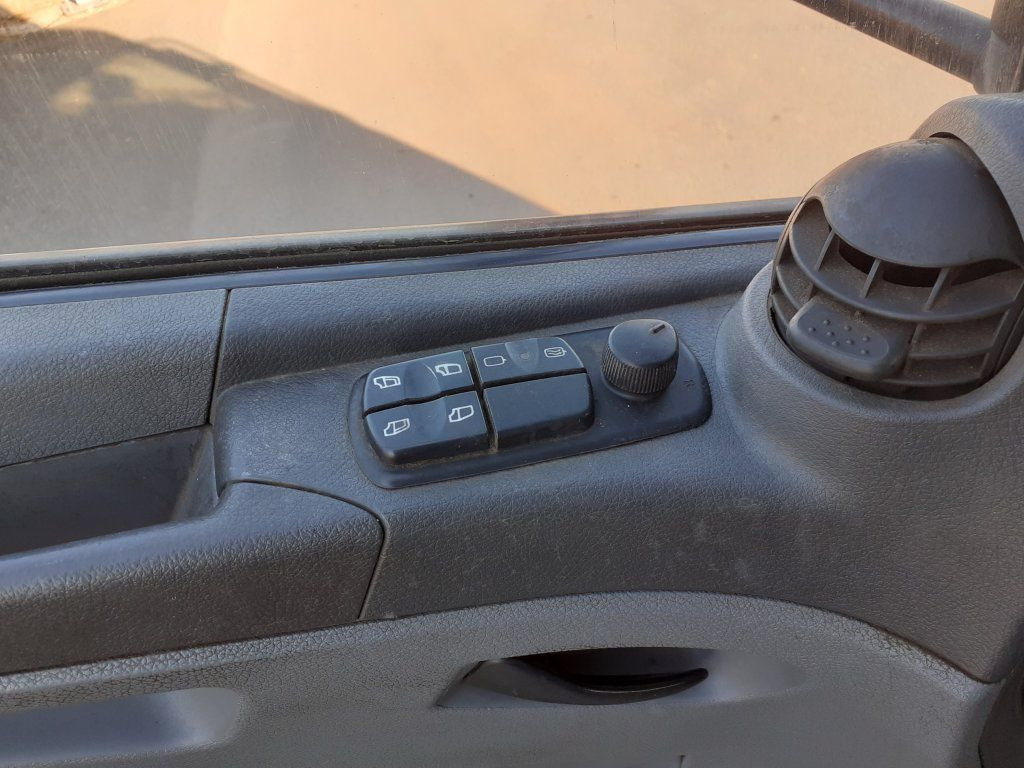 Curtainsider truck Mercedes-Benz 1018 Atego EURO 3: picture 18