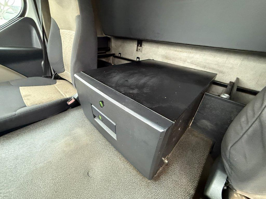 Curtainsider truck Renault Midlum 280.12 EURO 4: picture 13