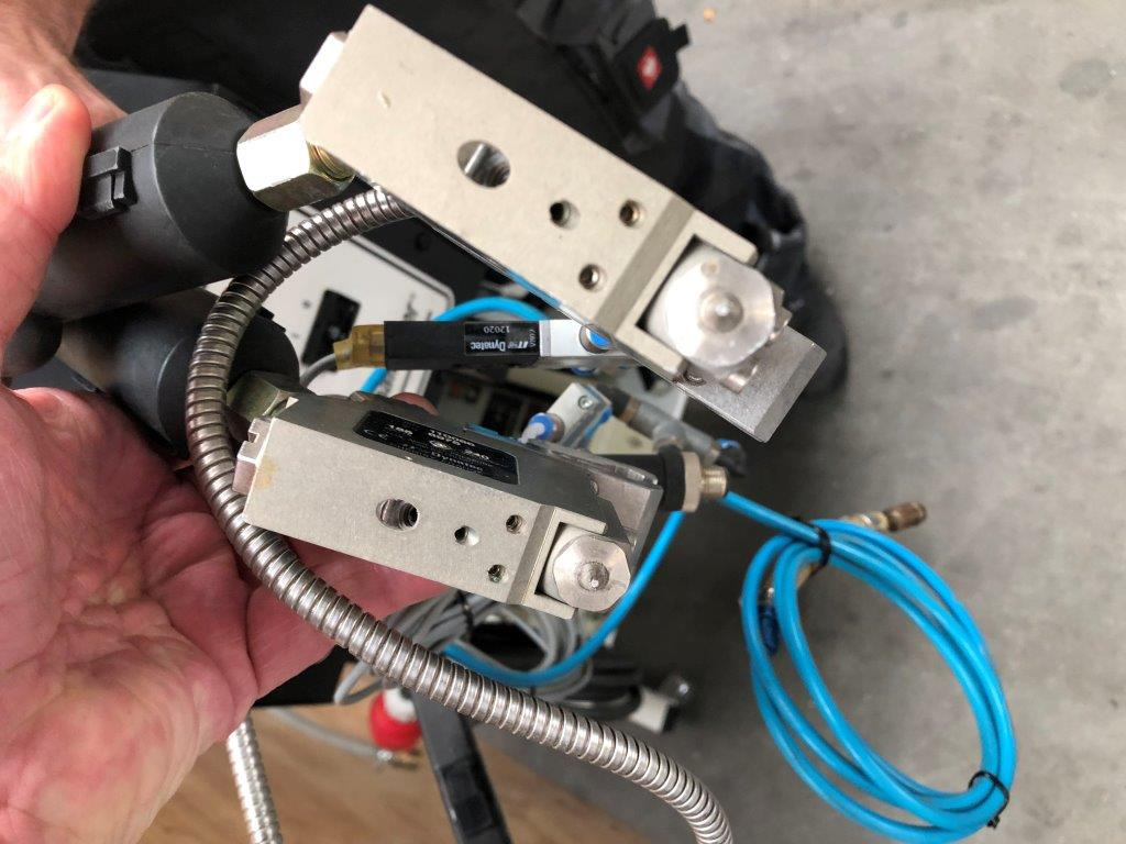 Dynatec Quattro Challenger glue melter with two application nozzles Dy 2002 control unit for 8 channels - Printing machinery: picture 3 Dynatec Quattro Challenger glue melter with two application nozzles Dy 2002 control unit for 8 channels - Printing machinery: picture 3