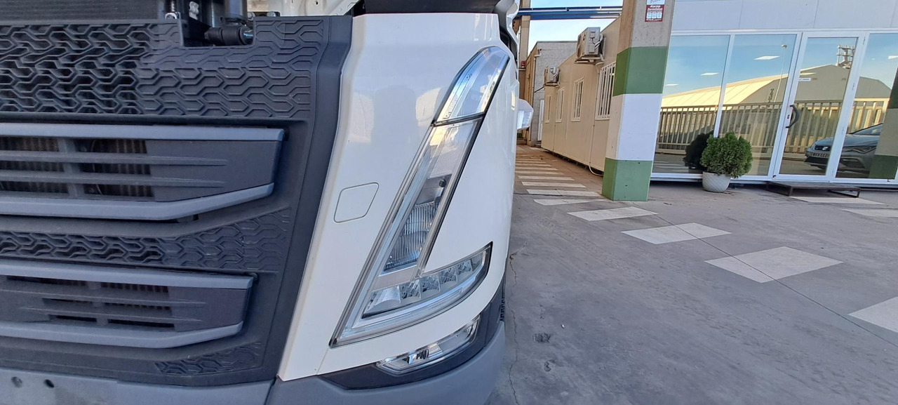 Tractor unit Volvo FH 460 Globetrotter XL Retarder: picture 9