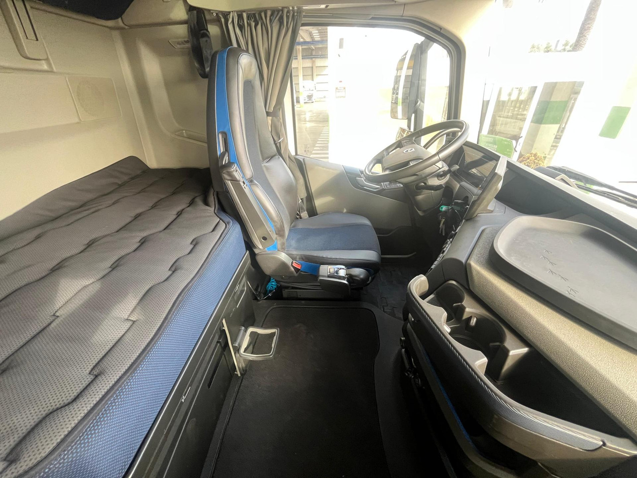Leasing of Volvo FH 460 Globetrotter XL i-Save I-ParkCool Volvo FH 460 Globetrotter XL i-Save I-ParkCool: picture 11
