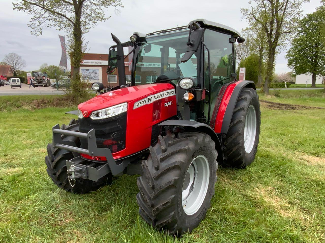 Massey Ferguson MF 4709M DYNA2 - Farm tractor: picture 3 Massey Ferguson MF 4709M DYNA2 - Farm tractor: picture 3