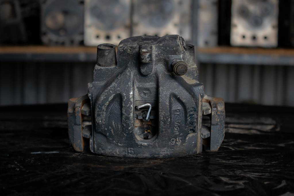 MERCEDES-BENZ SPRINTER OM601 - DIFFERENTIAL - PASSENGER - Brake caliper for Truck: picture 1 MERCEDES-BENZ SPRINTER OM601 - DIFFERENTIAL - PASSENGER - Brake caliper for Truck: picture 1